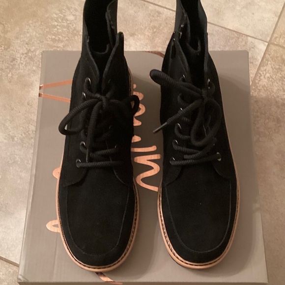 NEW IN BOX…. Crown Vintage Shay Bootie….Size 9 - Picture 4 of 12